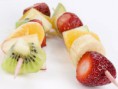 Brochetas de frutas de estacion